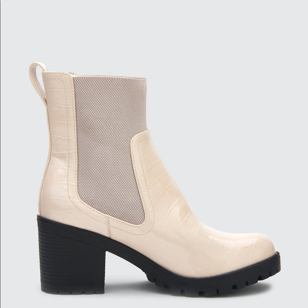 NWOT New Ivory Coconut by Matisse Boots